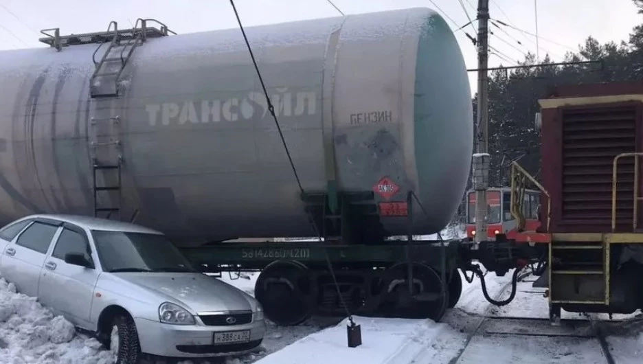 Тепловоз снес Lada на железнодорожных путях в Бийске
