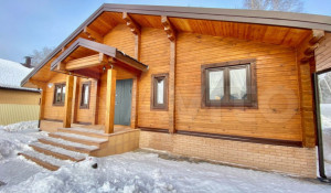 В пригороде Барнаула за 25 млн рублей продается особняк из деревянного бруса в стиле шале.
