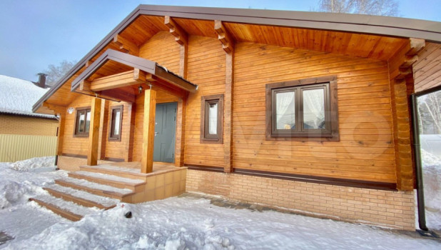 В пригороде Барнаула за 25 млн рублей продается особняк из деревянного бруса в стиле шале.