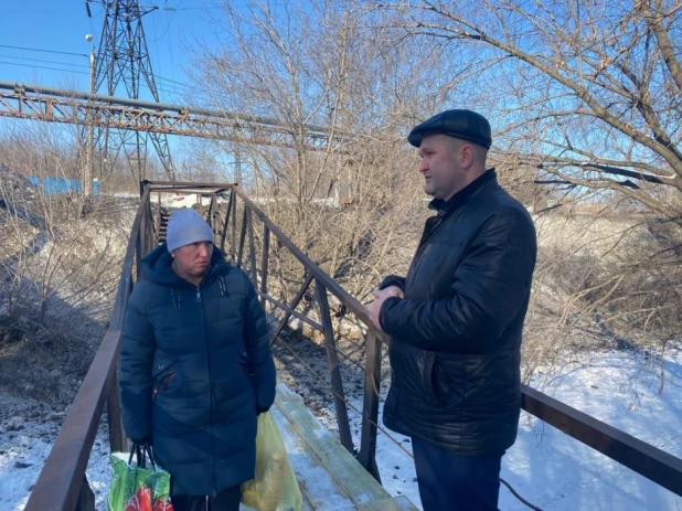 В Барнауле починили пешеходные мостики.