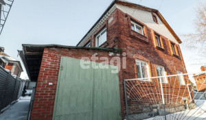 В нагорной части Барнаула за 8,4 млн рублей продается коттедж "под старину".
