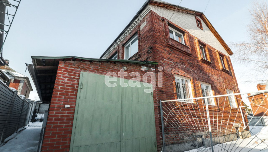 В нагорной части Барнаула за 8,4 млн рублей продается коттедж "под старину".