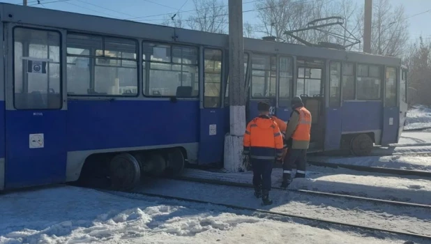 В Бийске трамвай сошел с рельсов.