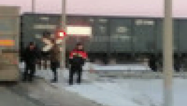 "КамАЗ" врезался в поезд в Алтайском крае.