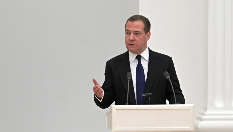 Медведев: Россия может загнать под лед "русофобов и имбецилов", но не закроется от мира "в отместку идиотам"