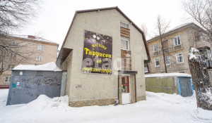 В Барнауле за 5,2 млн рублей продается коммерческое здание с баром и двумя жилыми студиями.