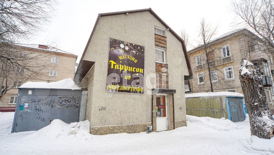 В Барнауле за 5,2 млн рублей продается коммерческое здание с баром и двумя жилыми студиями.