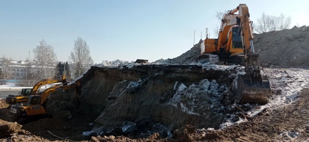 На пл. Сахарова в Барнауле начали сносить баки для воды довоенной постройки.