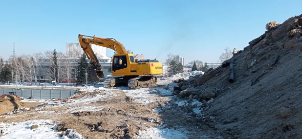 На пл. Сахарова в Барнауле начали сносить баки для воды довоенной постройки.