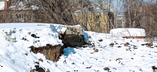 На пл. Сахарова в Барнауле начали сносить баки для воды довоенной постройки.