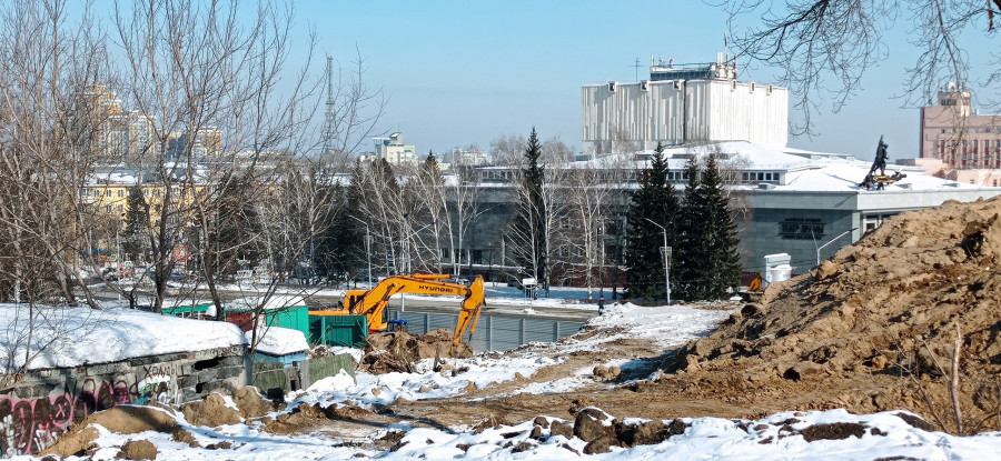На пл. Сахарова в Барнауле начали сносить баки для воды довоенной постройки.
