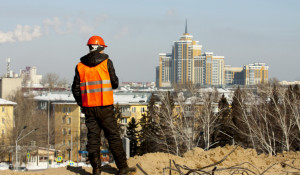 Демонтаж довоенных баков для воды на пл. Сахарова в Барнауле. 1 марта 2022 года