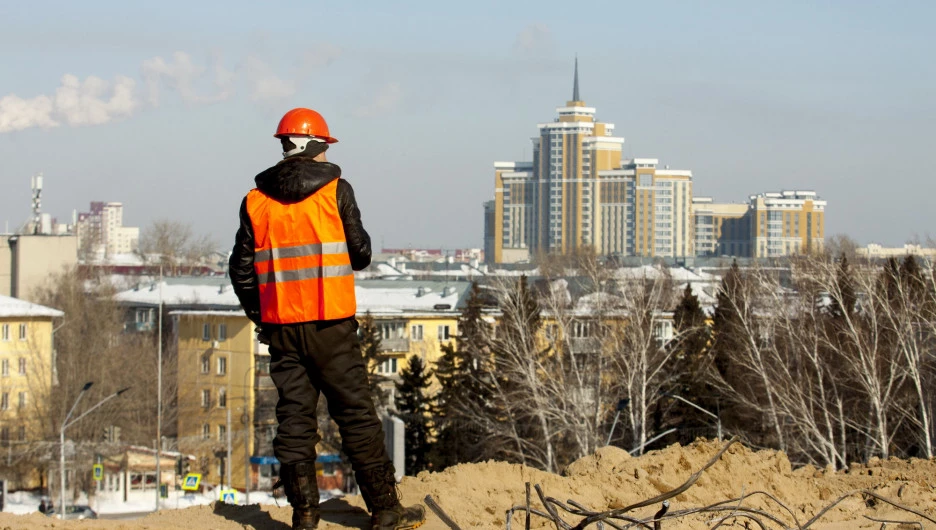 Демонтаж довоенных баков для воды на пл. Сахарова в Барнауле. 1 марта 2022 года