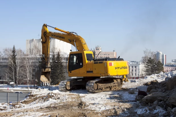 Демонтаж довоенных баков для воды на пл. Сахарова в Барнауле. 1 марта 2022 года