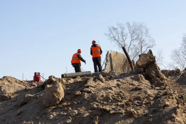 Демонтаж довоенных баков для воды на пл. Сахарова в Барнауле. 1 марта 2022 года