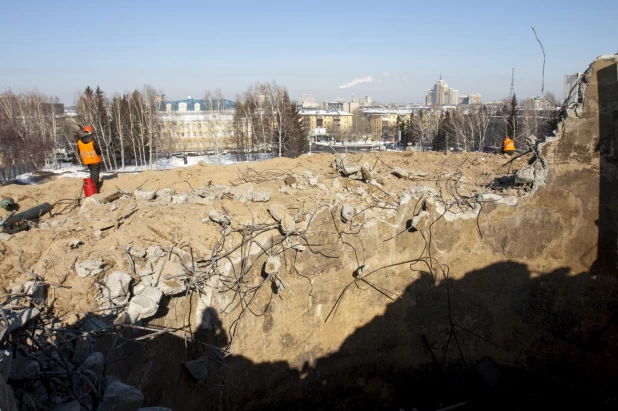 Демонтаж довоенных баков для воды на пл. Сахарова в Барнауле. 1 марта 2022 года