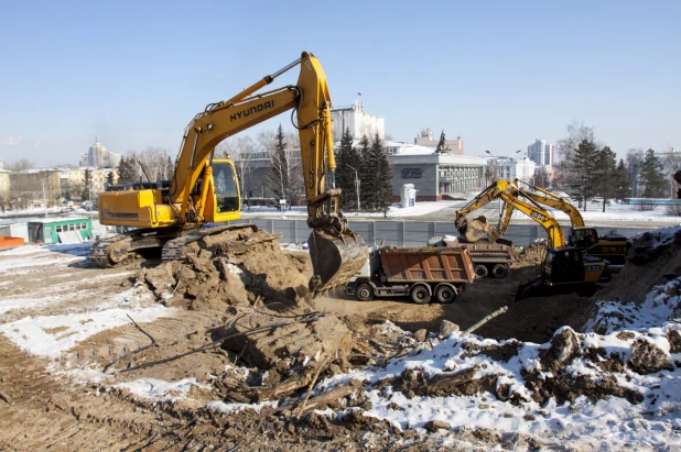 Демонтаж довоенных баков для воды на пл. Сахарова в Барнауле. 1 марта 2022 года