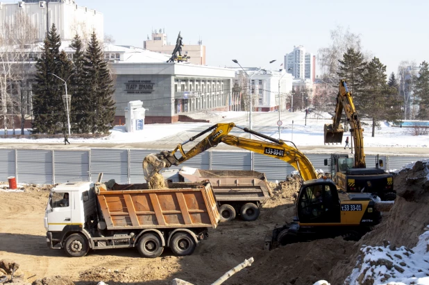 Демонтаж довоенных баков для воды на пл. Сахарова в Барнауле. 1 марта 2022 года