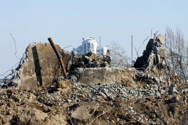 Демонтаж довоенных баков для воды на пл. Сахарова в Барнауле. 1 марта 2022 года