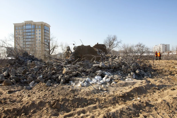 Демонтаж довоенных баков для воды на пл. Сахарова в Барнауле. 1 марта 2022 года