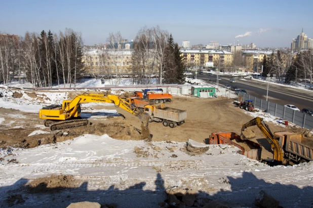 Демонтаж довоенных баков для воды на пл. Сахарова в Барнауле. 1 марта 2022 года