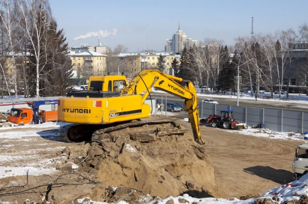 Демонтаж довоенных баков для воды на пл. Сахарова в Барнауле. 1 марта 2022 года