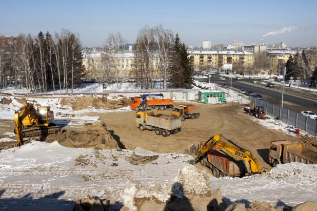 Демонтаж довоенных баков для воды на пл. Сахарова в Барнауле. 1 марта 2022 года