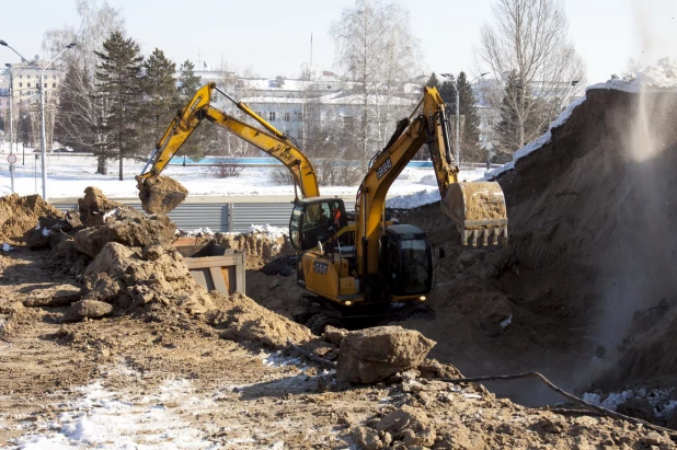 Демонтаж довоенных баков для воды на пл. Сахарова в Барнауле. 1 марта 2022 года