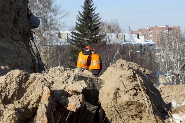 Демонтаж довоенных баков для воды на пл. Сахарова в Барнауле. 1 марта 2022 года