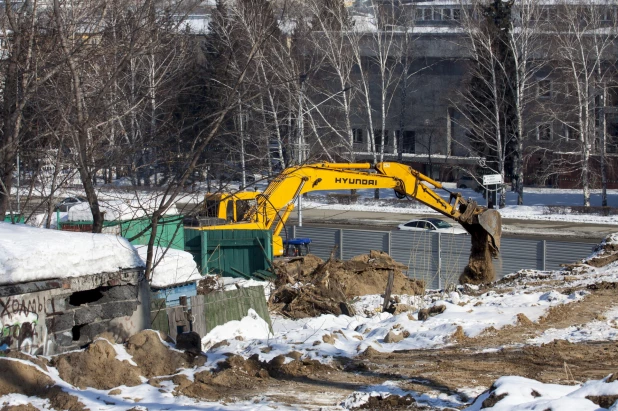 Демонтаж довоенных баков для воды на пл. Сахарова в Барнауле. 1 марта 2022 года