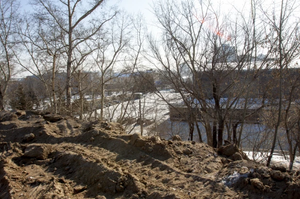 Демонтаж довоенных баков для воды на пл. Сахарова в Барнауле. 1 марта 2022 года