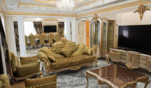 В пригороде Барнаула за 38 млн рублей продается коттедж к позолоченной мебелью и мраморным полом.