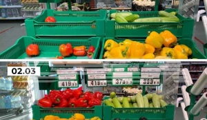 В российских супермаркетах переклеивают ценники. Разницу видно на фото.