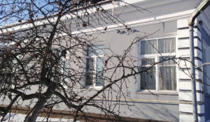 В Барнауле за 5,95 млн рублей продается дом с фасадом, как у дореволюционного особняка.