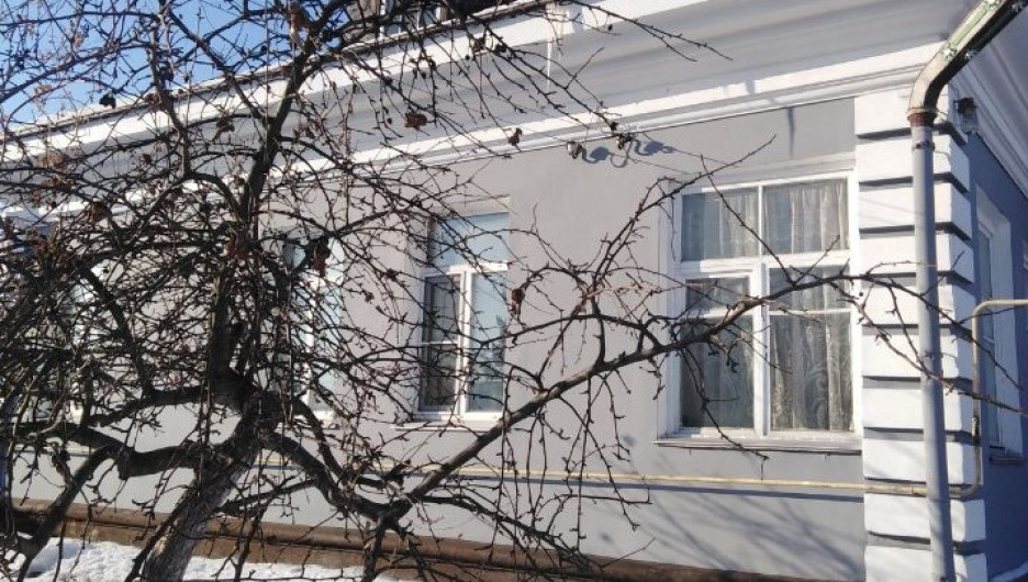В Барнауле за 5,95 млн рублей продается дом с фасадом, как у дореволюционного особняка.