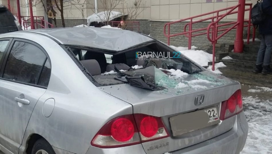 Наледь с крыши рухнула и разбила иномарку в Барнауле