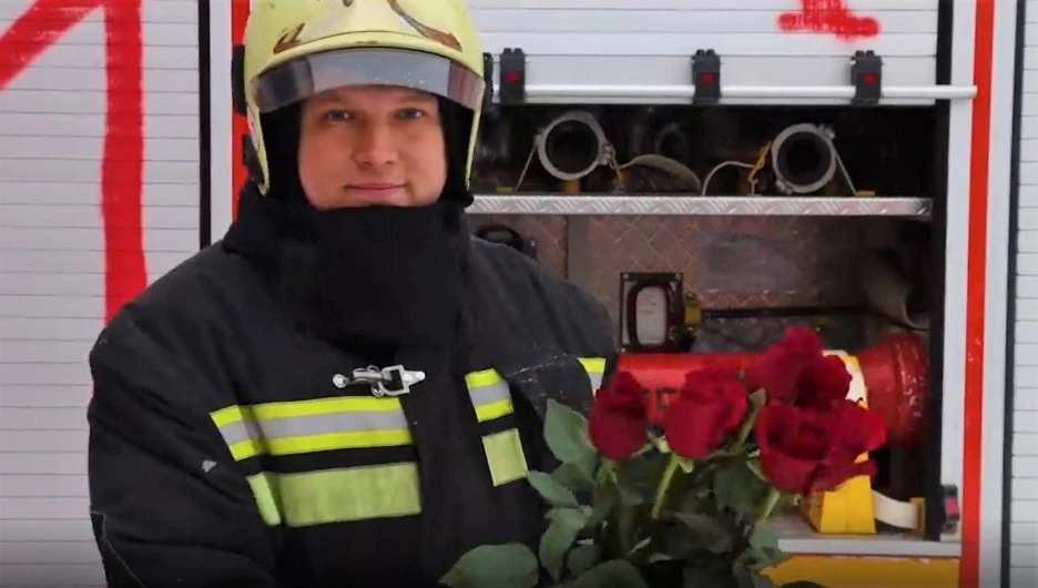 Барнаульские пожарные трогательно поздравили женщин с 8 марта