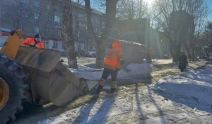 В Барнауле тротуары посыпают песком.