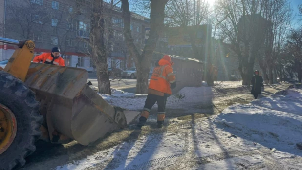 В Барнауле тротуары посыпают песком.