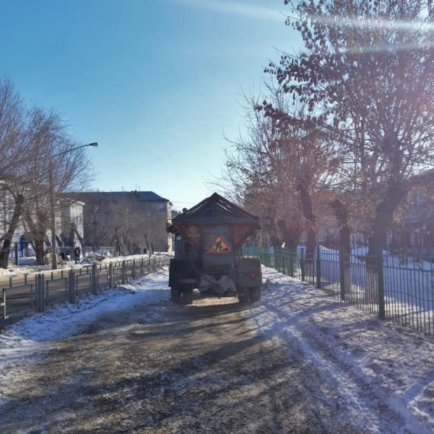 В Барнауле тротуары посыпают песком.