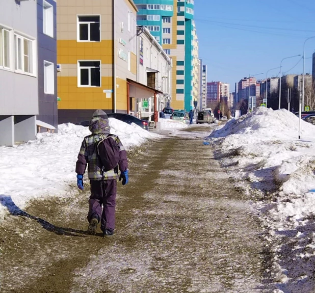 В Барнауле тротуары посыпают песком.