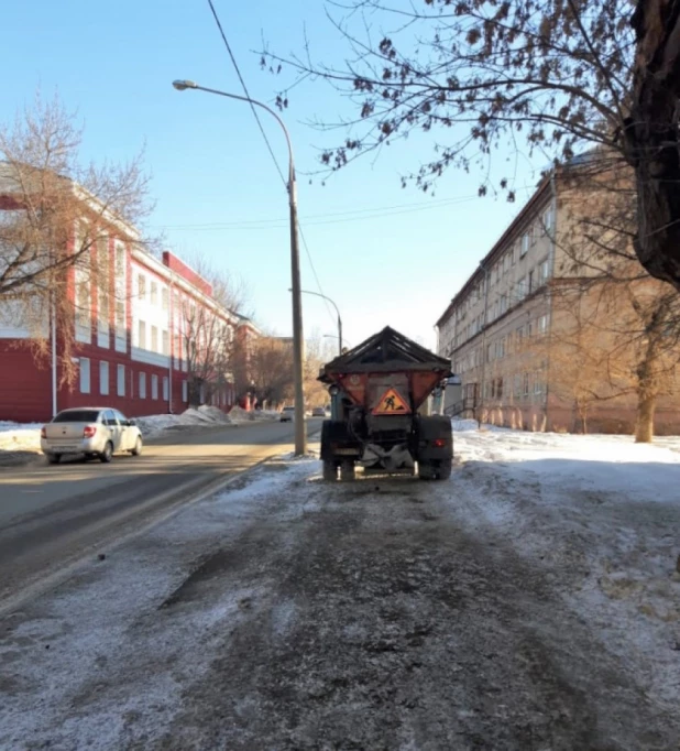 В Барнауле тротуары посыпают песком.