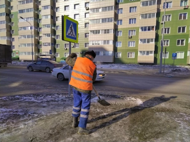 В Барнауле тротуары посыпают песком.