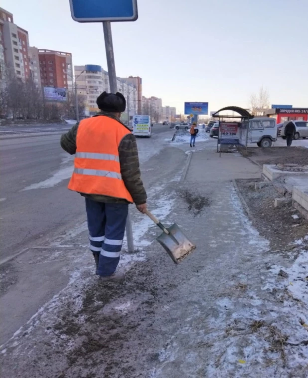 В Барнауле тротуары посыпают песком.