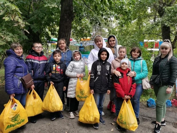 Вручение подарков в акции "Соберем детей в школу".