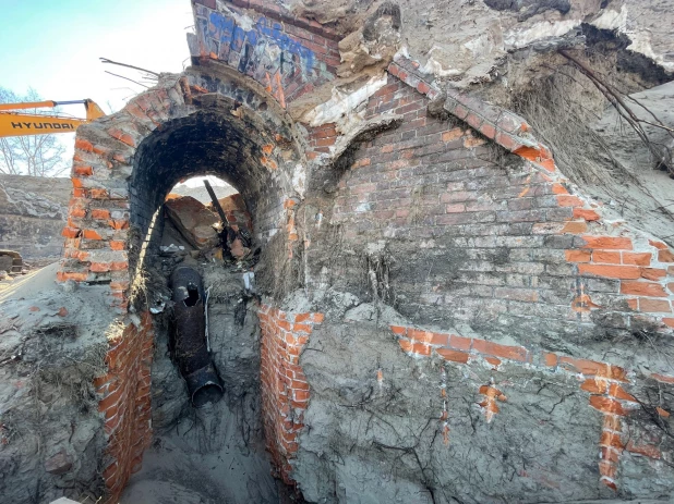 Кирпичный тоннель с аркой довоенной постройки, соединявший баки для воды на пл. Сахарова.