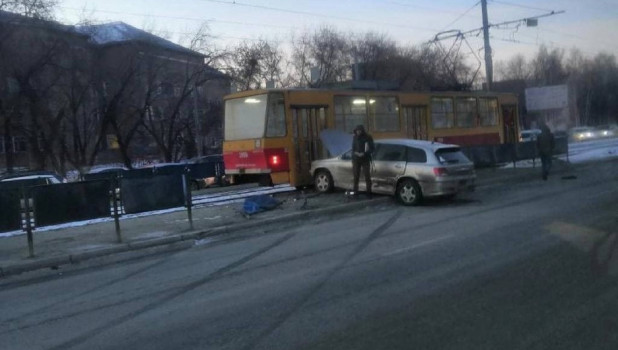 В Барнауле машину занесло на трамвайной остановке.