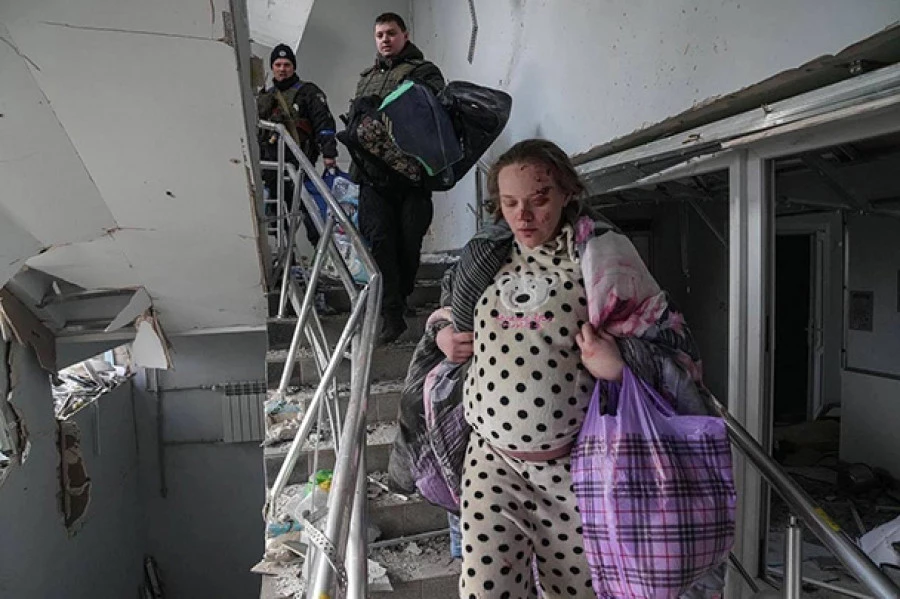  На Украине беременную модель использовали для фейка о бомбежке Мариуполя.