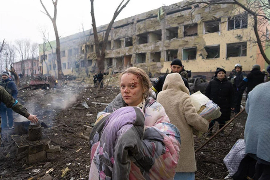  На Украине беременную модель использовали для фейка о бомбежке Мариуполя.