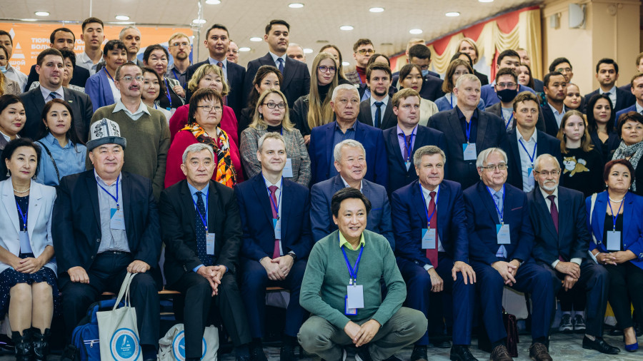 Участники Второго Международного алтаистического форума (Барнаул, сентябрь 2021 г.)
